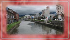 大道り公園で休憩／Take a break at the main street park.